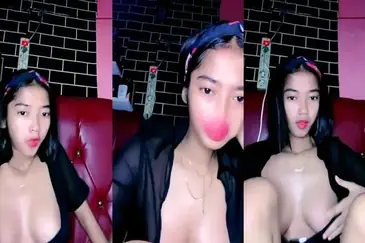 Hilly Livestream Pamer Toket Gede Montok Bergoyang Liar Lumer WOT poster
