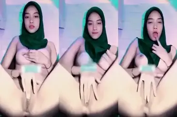 Sarah Jilbab Toket Gede Asik Main Sendirian poster